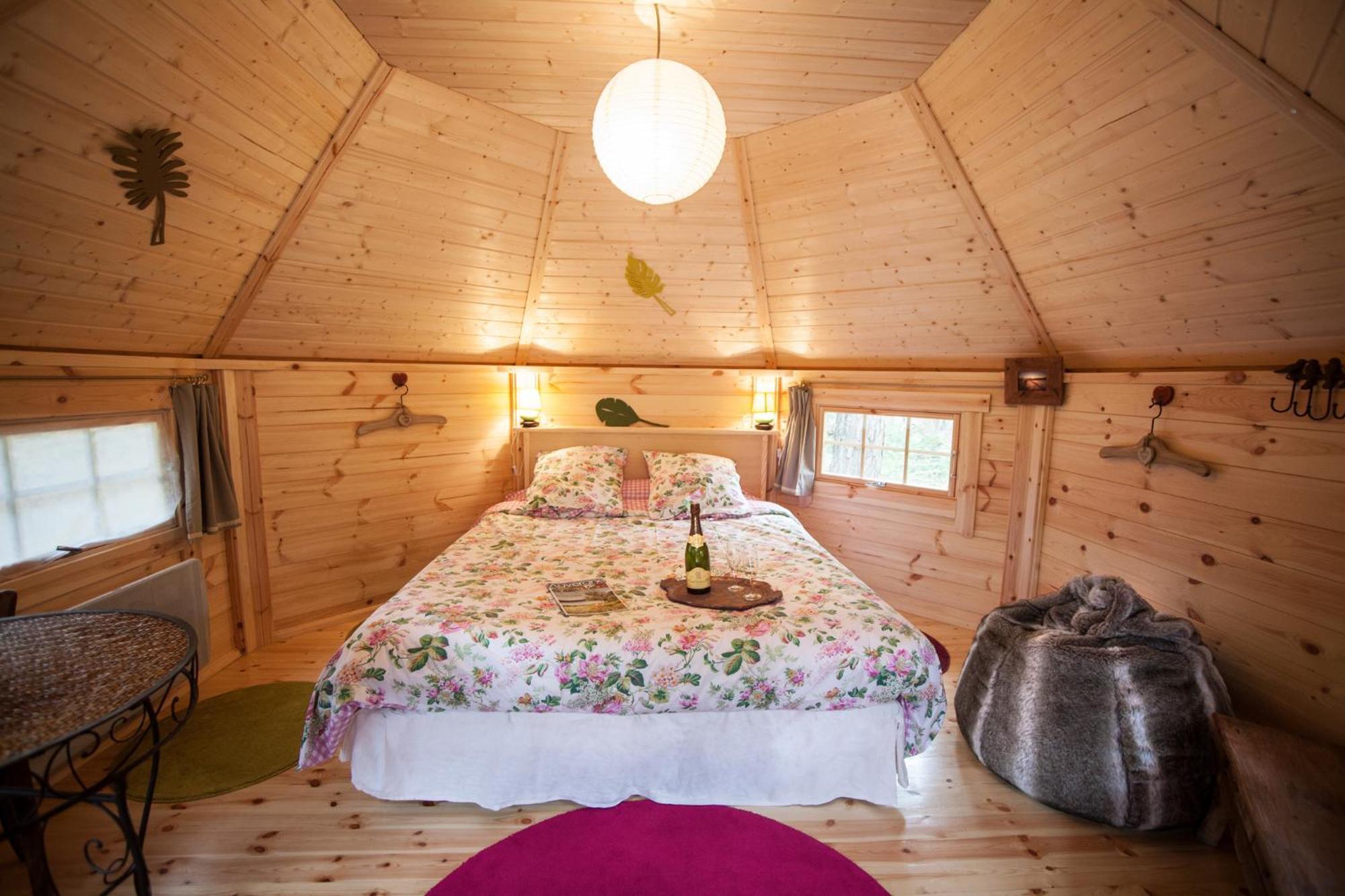 Bed and Breakfast La Roche Aux Fees Lapte Exteriér fotografie